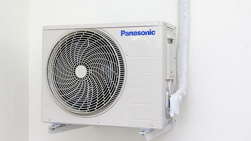 Ống thoát nước máy lạnh bị vỡ làm nước chảy ra ngoài